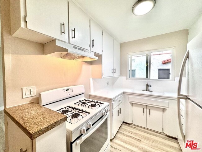 Building Photo - 1037 S Shenandoah St