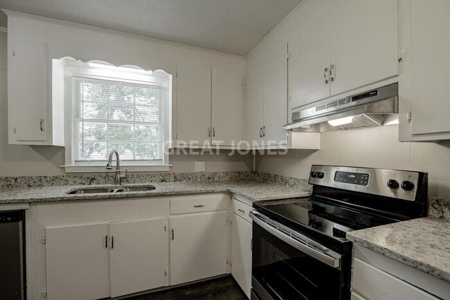 Building Photo - $500 off first month or Amazon Gift Card b...