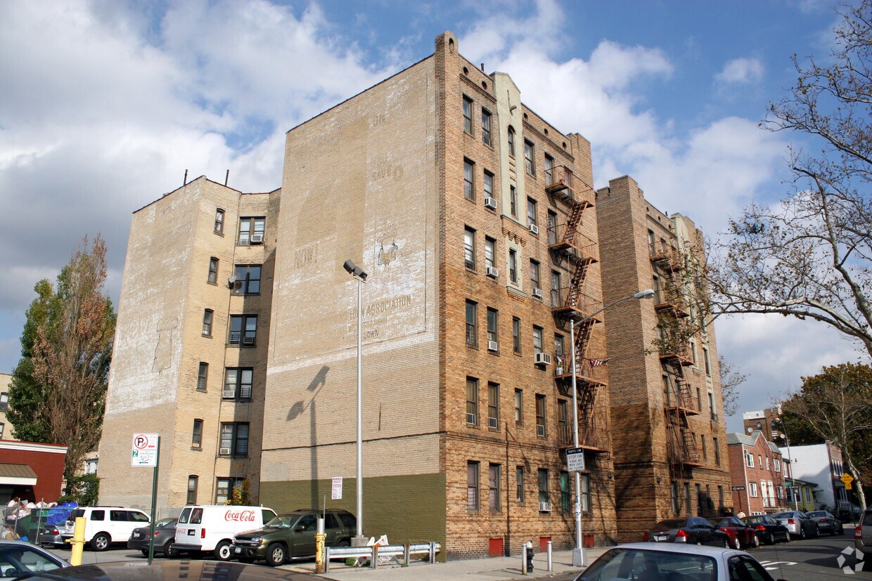Building Photo - 3015 Roberts Ave