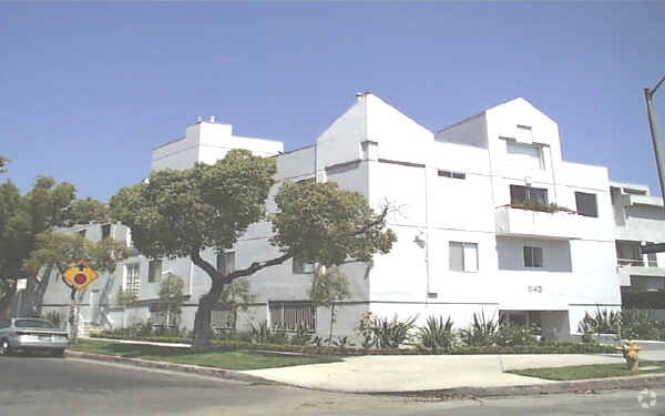 Primary Photo - 1143 S Cochran Ave