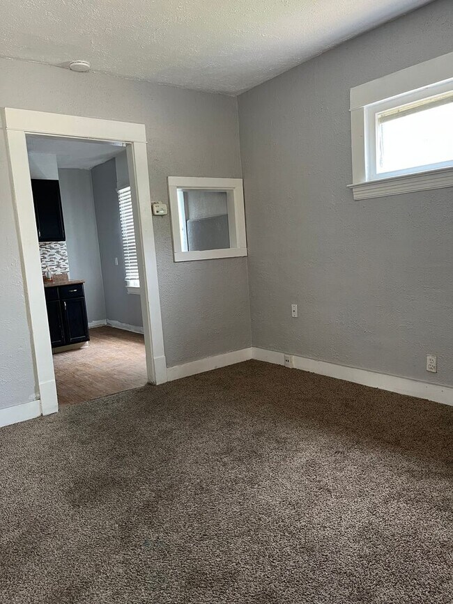 Foto del edificio - 11702 Honeydale Ave
