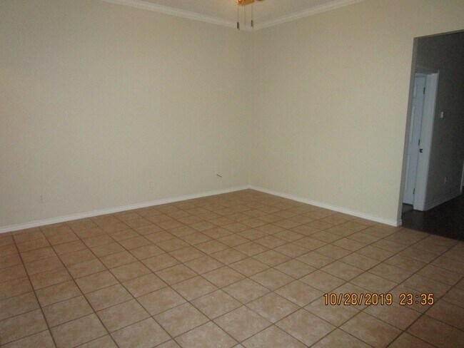 Foto del edificio - College Station - Spacious 3 bedroom/ 3 bath duplex off Graham Rd