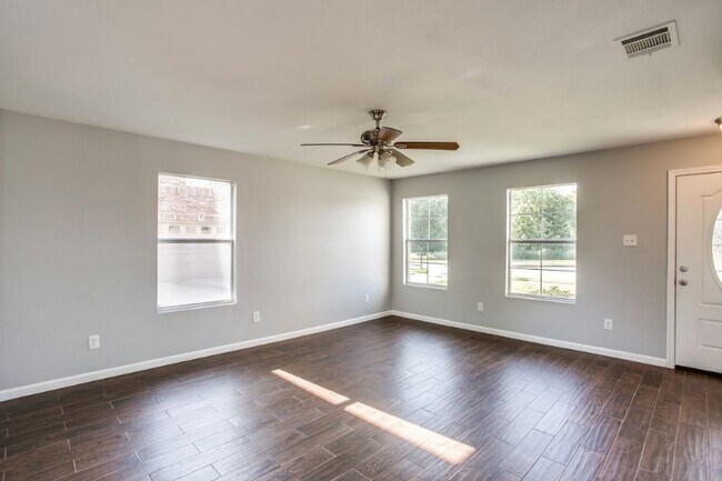 Building Photo - 2225 Splendor Ct