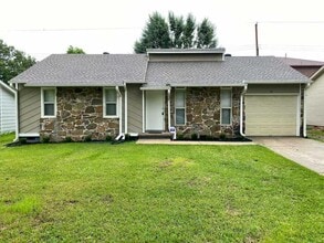 Building Photo - 12 Woodbriar Ct