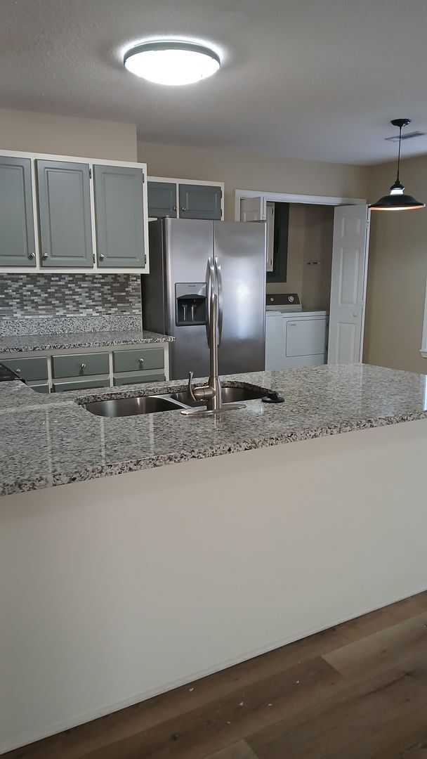 Foto del edificio - 3 Bed/ 3 Bath located just off South Lamar...