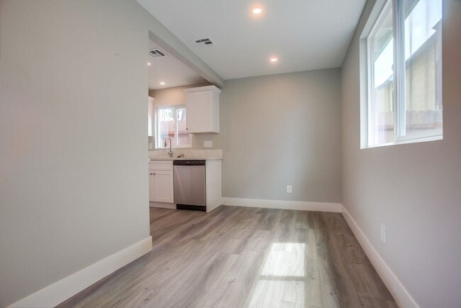 Building Photo - 3266