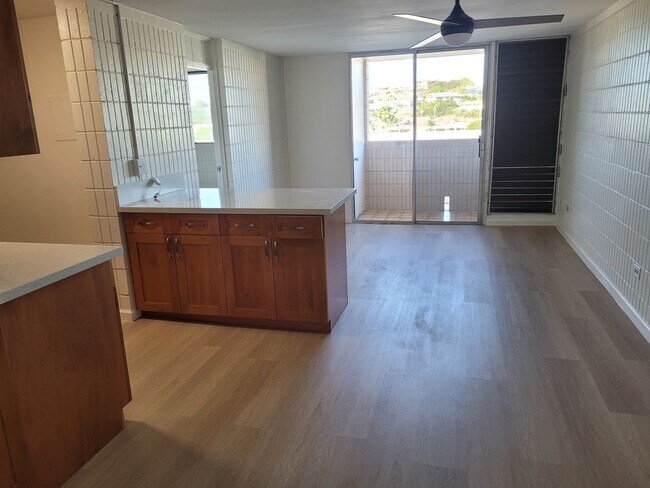 Foto del edificio - FULLY Renovated 3bd, 2ba, 1pkg for $2900