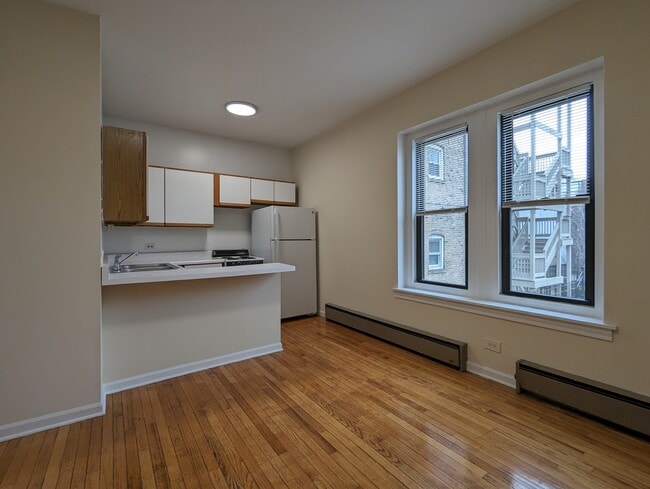 Building Photo - 633 W Barry Ave
