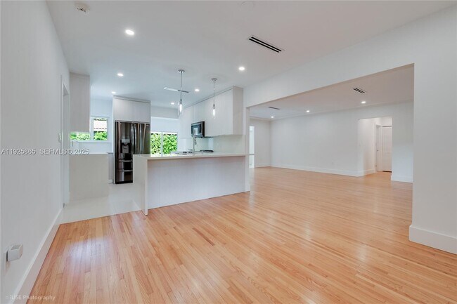 Foto del edificio - 1449 Cecilia Ave