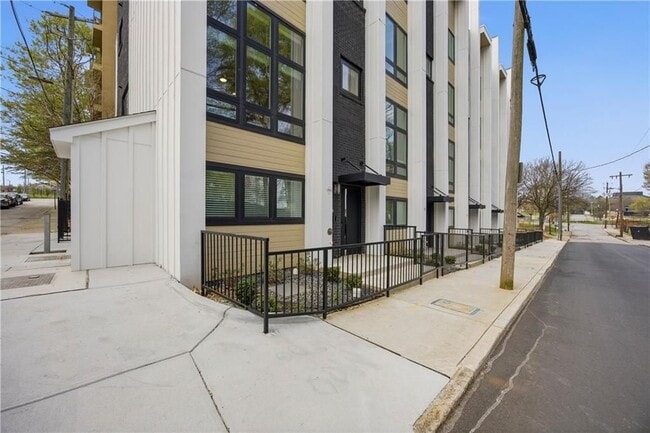 Building Photo - 436 Markham St SW