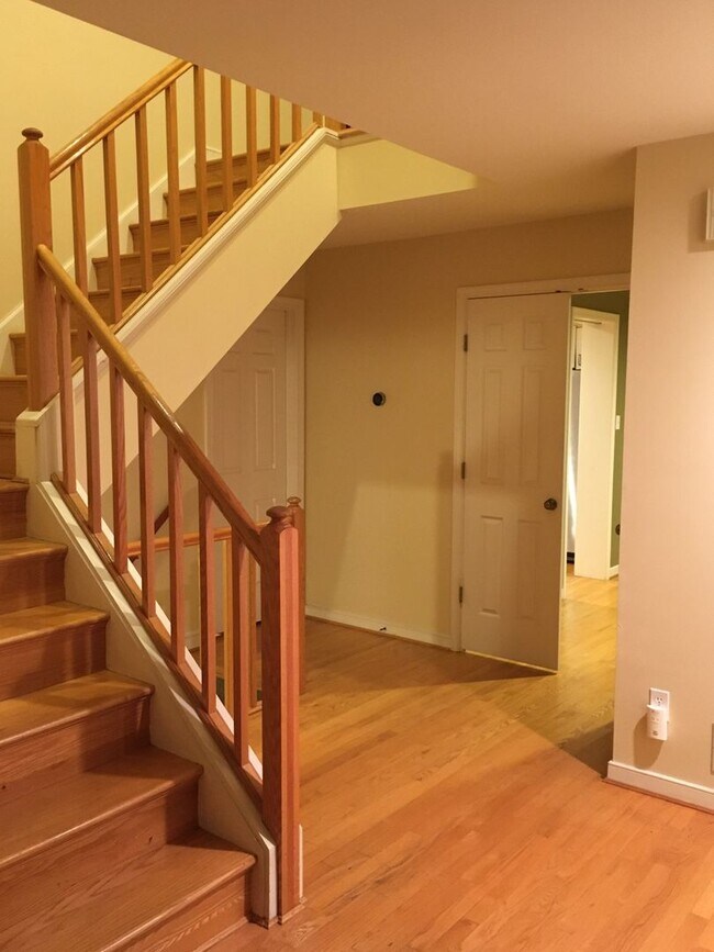Foto del edificio - Spacious 3 BR/3.5 BA Townhome in Rockville!