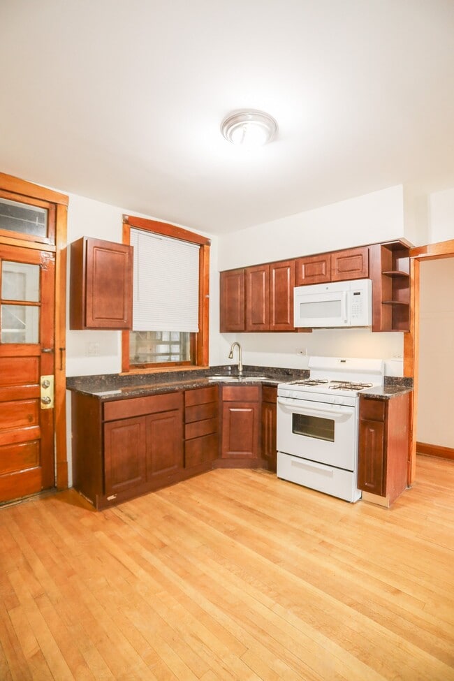 Building Photo - 2736 N Leclaire Ave