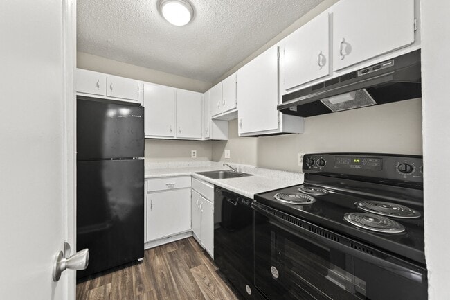 Building Photo - Center Pointe Landings