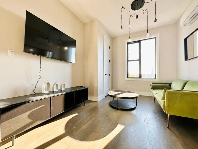 Foto del edificio - Furnished room/NOT APARTMENT