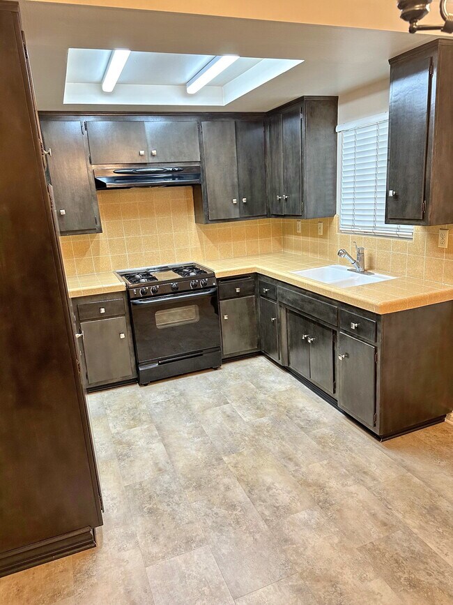 Foto del edificio - 961 W 18th St