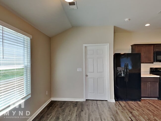 Foto del edificio - 245 Americana Dr