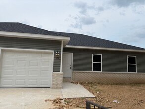Building Photo - 578 N Airport Rd