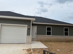 Building Photo - 578 N Airport Rd