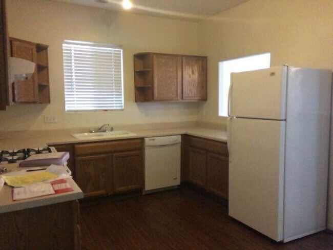 Foto del edificio - First Show: The first open showing is on 3/4 at 4PM. Please be prompt. We will be processing any ...