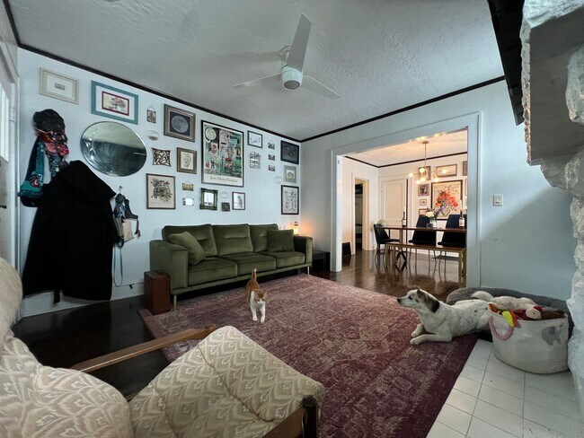 Foto del edificio - {4331} Updated West Plaza Bungalow + Moder...