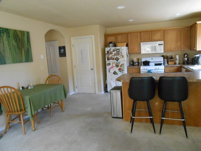 Building Photo - 1727 NE Lotus Dr