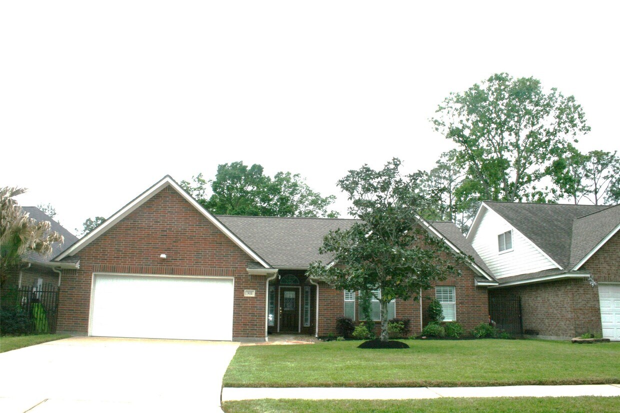 Primary Photo - 302 Friends Knoll Ln