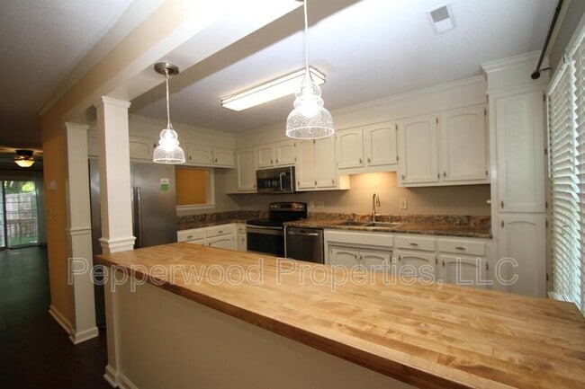 Building Photo - 8 Somersett Dr