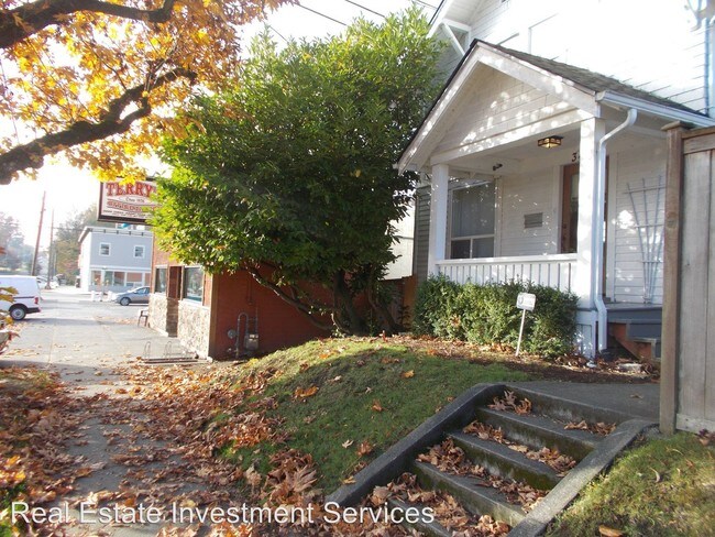 Building Photo - 2 br, 1.5 bath House - 3414 N Proctor