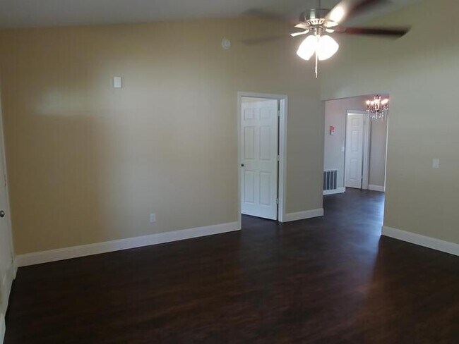 Building Photo - 3/2/2, Silver Spring Shores