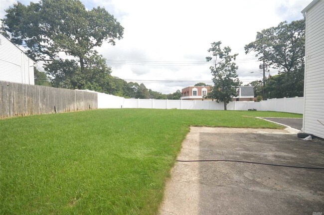 Building Photo - 535 Hawkins Rd