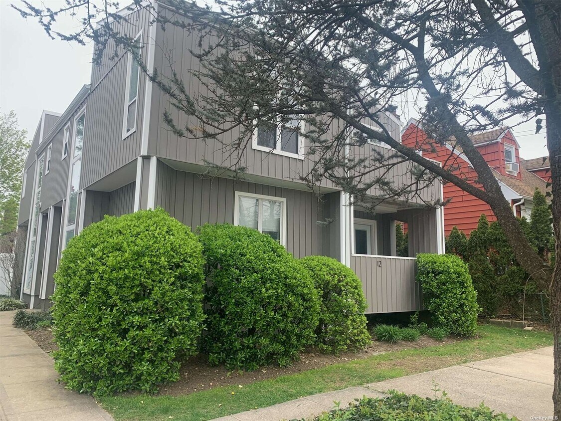 12 Dunwood Rd, Port Washington, NY 11050 Townhouse for Rent in Port