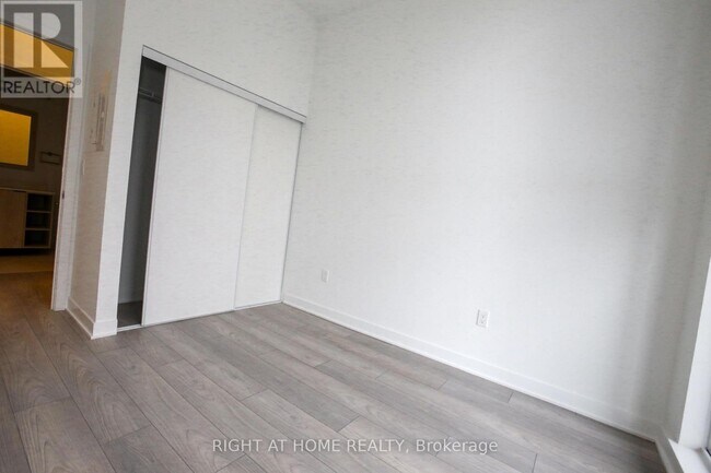 Photo du bâtiment - 1007 The Queensway