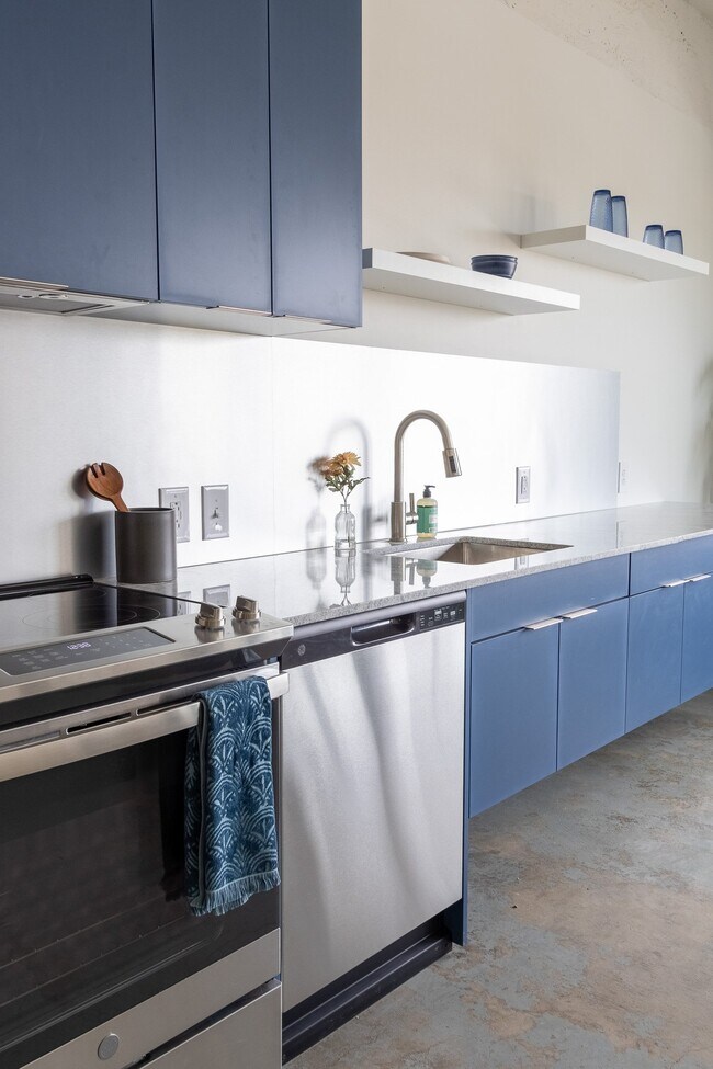 Cocina con armarios personalizados - Lofts at the Mac