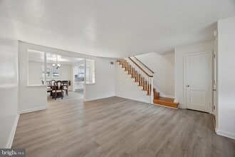 Building Photo - 255 Sherbrook Blvd