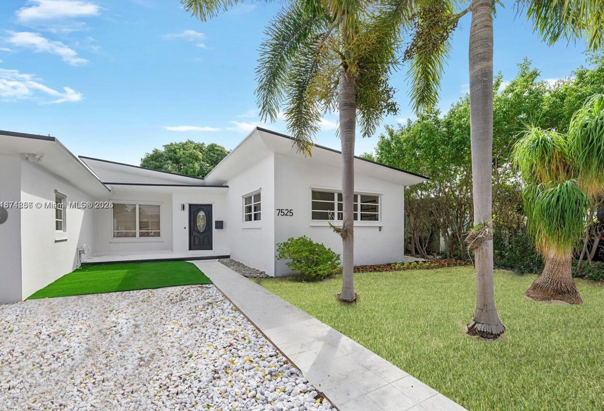 Foto principal - 7525 Adventure Ave