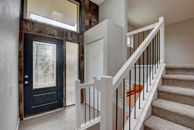 Building Photo - 4 bedroom, 2 bath home with 2 car garage, ...