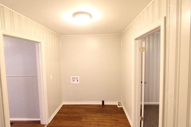 Foto del edificio - Large and Cute 4BR 2BA Eastlake Home in Mo...