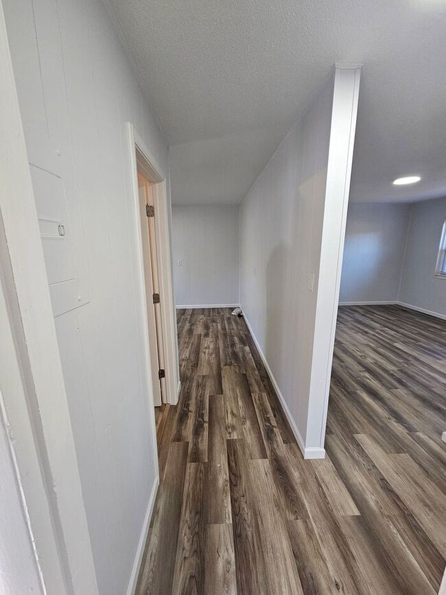 Building Photo - 2BD/1BA Unit in Newton!