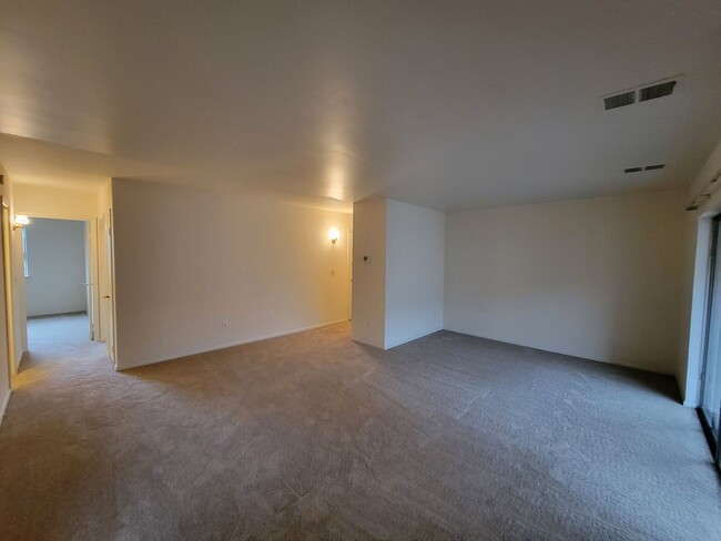 Foto del edificio - Charming 2 BR/1 BA Condo in Silver Spring!