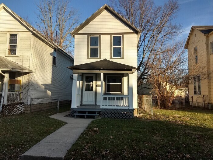 Primary Photo - Nice large 4 bedroom house has some updates!