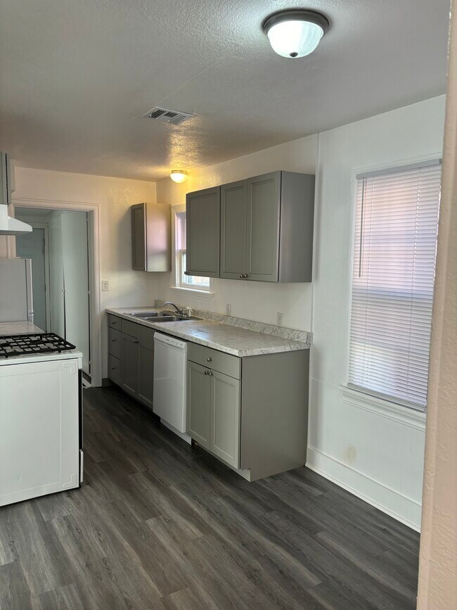 Kitchen - 236 S Lowry St