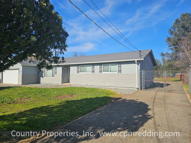 Building Photo - House with Huge Shop in the Heart of Redding Available Now!