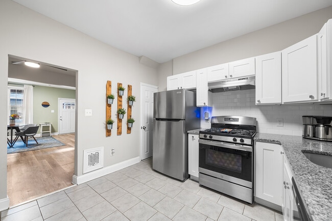 Building Photo - 1542 N Hollywood St