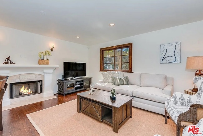 Foto del edificio - 835 N Sycamore Ave