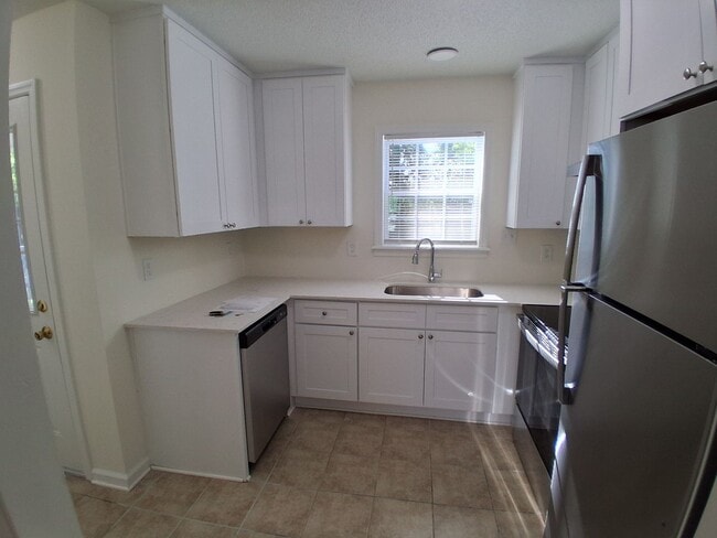 Building Photo - 3BD/2.5 BA Townhome