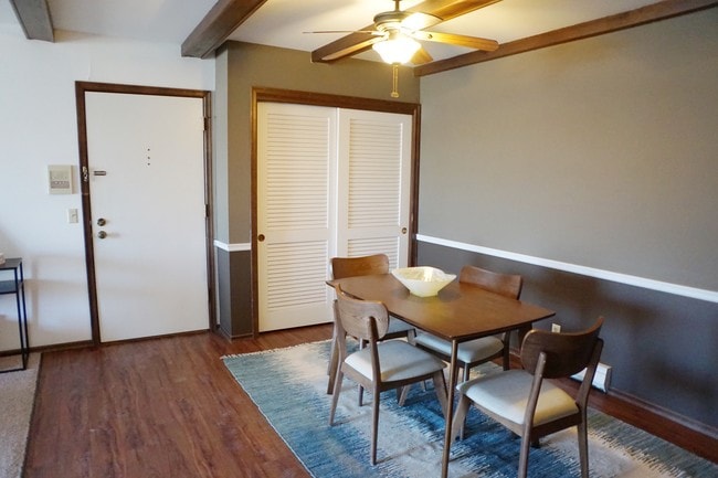 Building Photo - Lamplighter