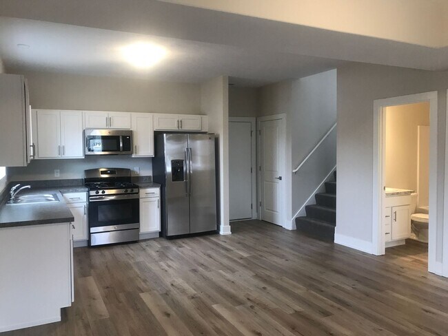 Foto del edificio - 3 bedroom 2 bath, 2 stall garage