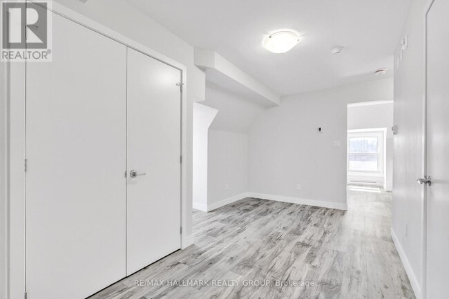 Building Photo - 261 Somerset St. E