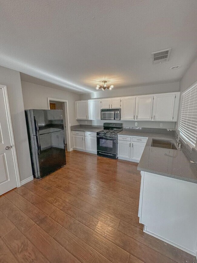 Foto del edificio - Spacious 3 Bedroom, 2.5 Bath Home with No ...