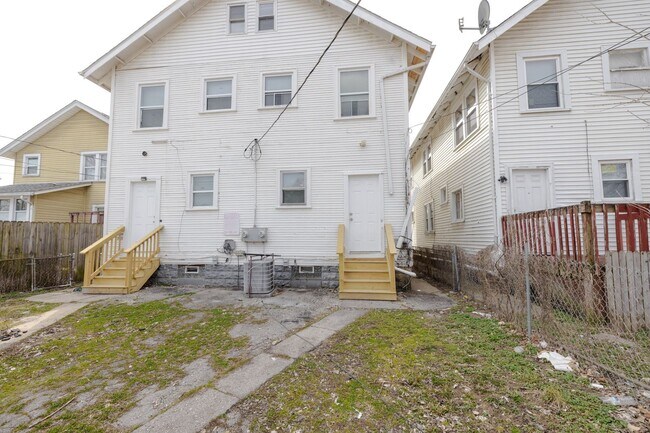 Foto del edificio - 618-620 Racine Ave